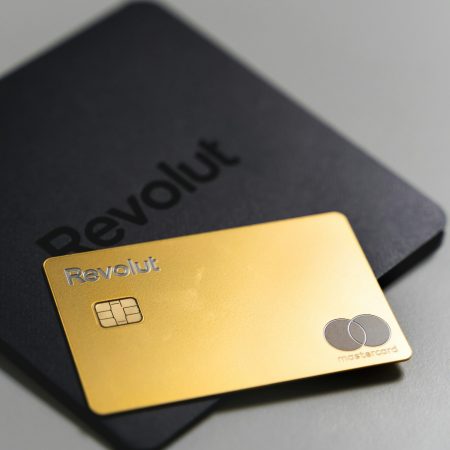 Revolut v Sloveniji: Kaj je, kako ga odpreti, uporabljati in prijaviti na FURS
